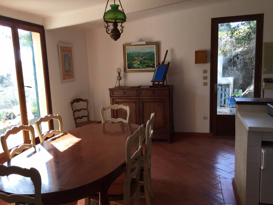 Salle à manger donnant sur la terrasse