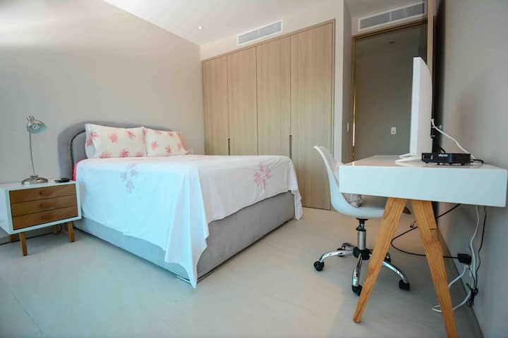 Spavaća soba s ormarom i radnim stolom s televizorom