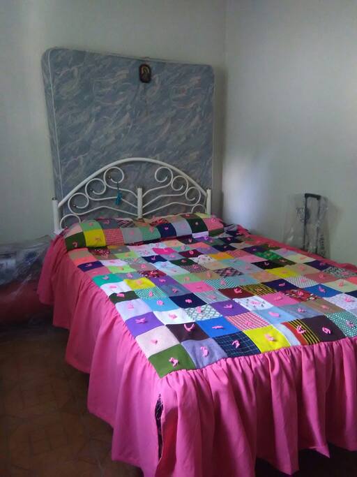 Cama matrimonial en cuarto privado.