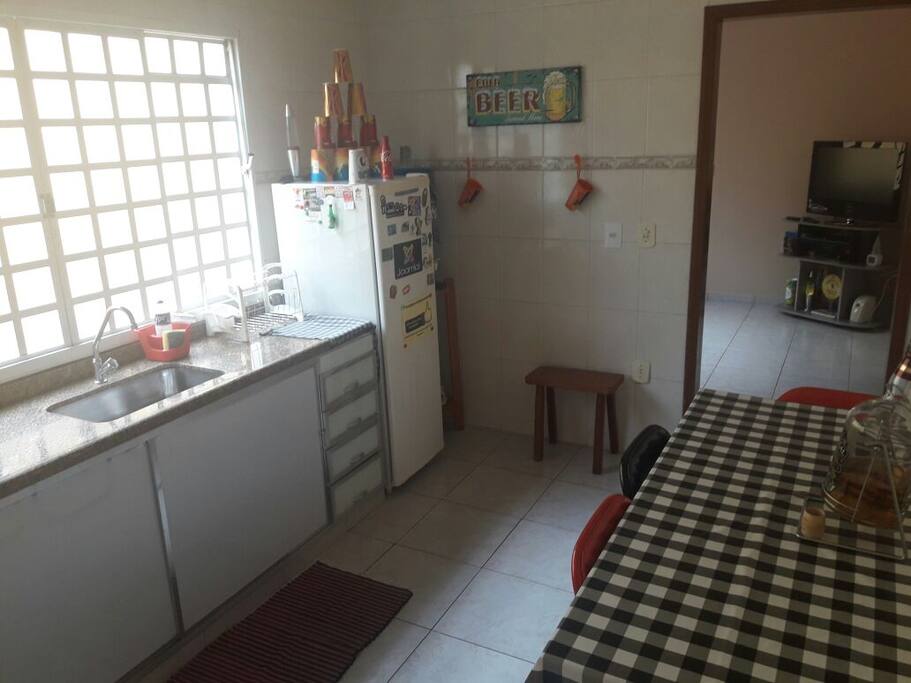 Cozinha com geladeira, Fogão e microondas
