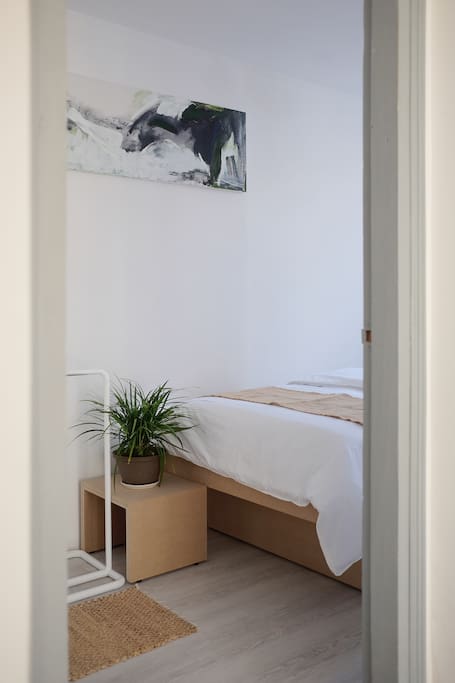 Glodiolus Room with single bed share bath
Include breakfast & towel