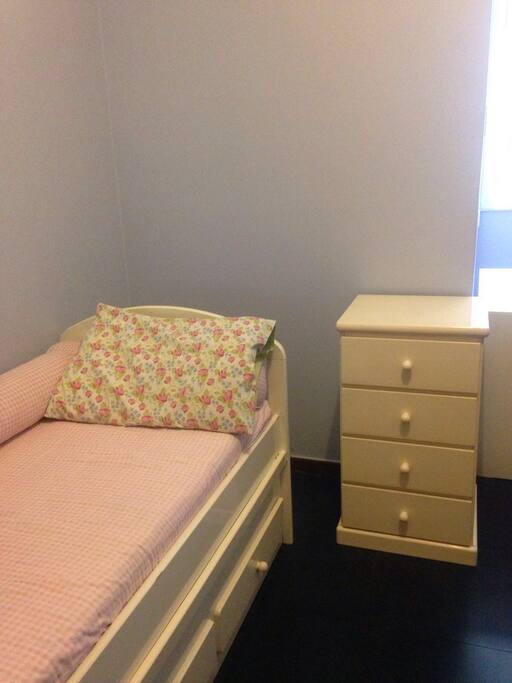 Single’s bed with the possibility of pulling another one underneath it.
