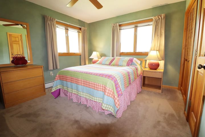 标准双人床的卧室