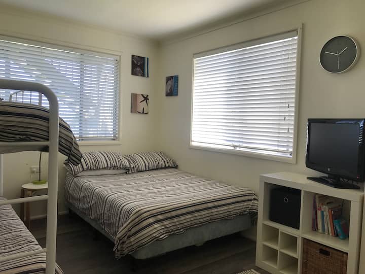 ห้องนอนที่ 2 - เตียงคู่และเตียงสองชั้นเดี่ยว