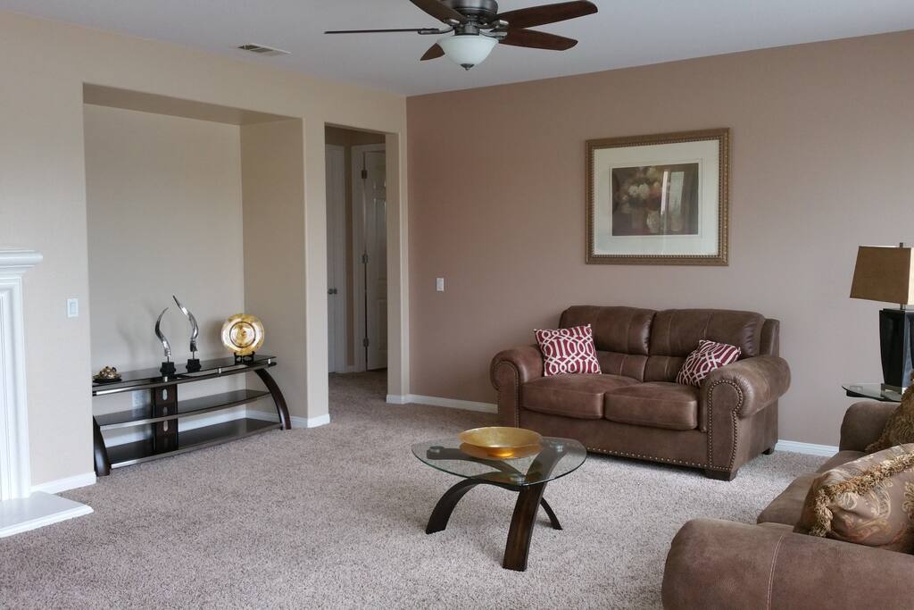 Quiet, Spacious Sitting Room