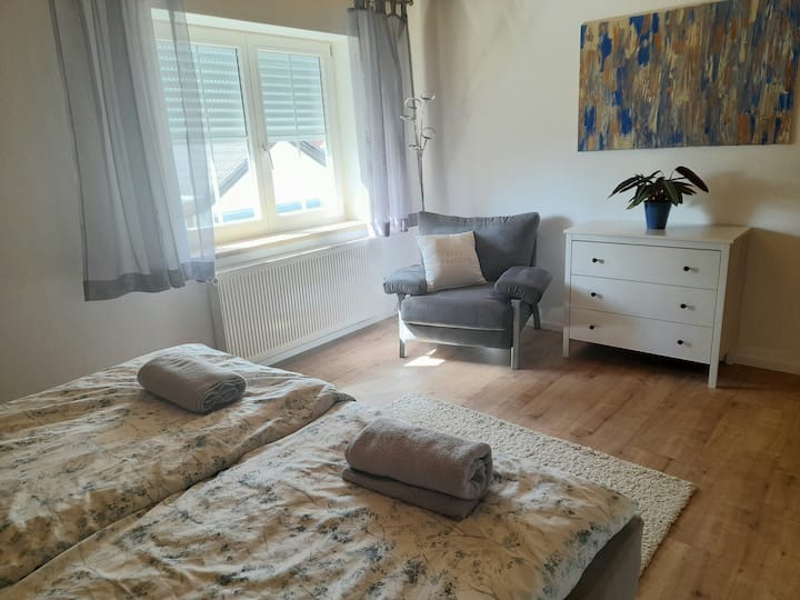 床可以设置为双人床（ 1.80宽）或2张单人床