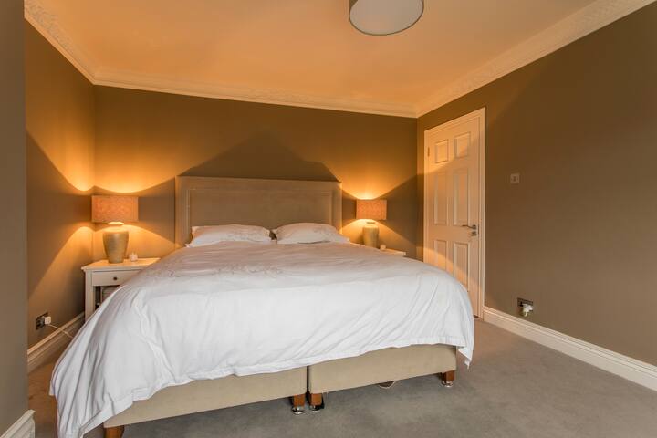 Large Family Home 5 beds 3 ensuite + garden room gallery image 3