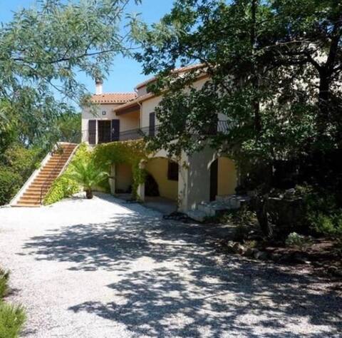 Spacious Villa for 10 with pool
