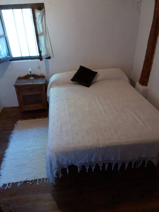 Vista de la habitación desde la puerta.