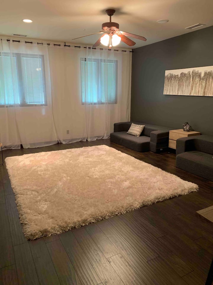 Chumba cha kwanza cha kulala chenye vitanda viwili vya sofa ya povu la ukubwa wa malkia. 