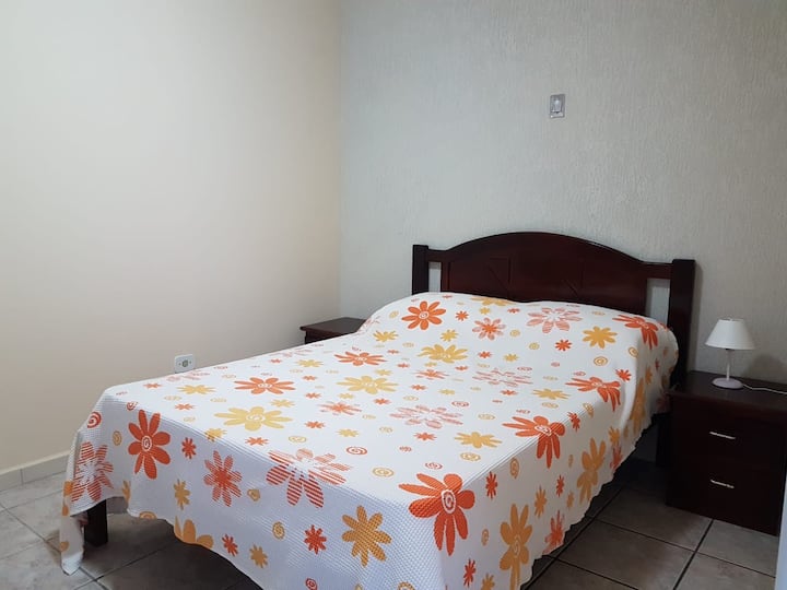 Ოთახი ფლიგელში, ორადგილიანი საწოლით.