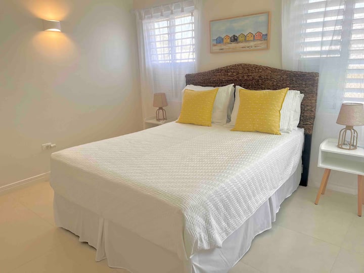 مرتبة قاعدة عميقة بحجم كوين مع مكتب عمل وشحن لاسلكي 