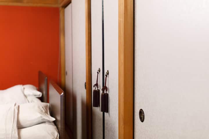 غرفة نوم تاتامي 1F مع 4 أسرّة مفردة
1F غرفة على الطراز الياباني 4 أسرّة