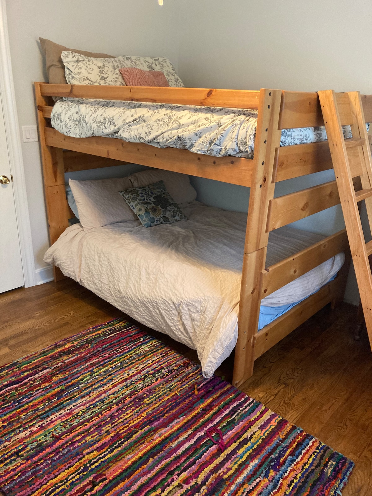 全套双层床。 如有需要，可为这间卧室添加婴儿床。