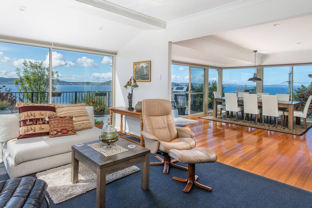 Sunrise on the Bay 900m to beach, shops, cafes Houses for Rent in