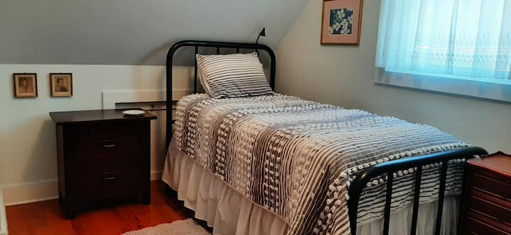 Jedna z oddelených lôžok v malej spálni na poschodí