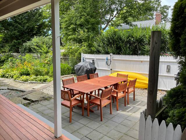 Newport/Middletown Beach House .3 mi to 1st beach! gallery image 5