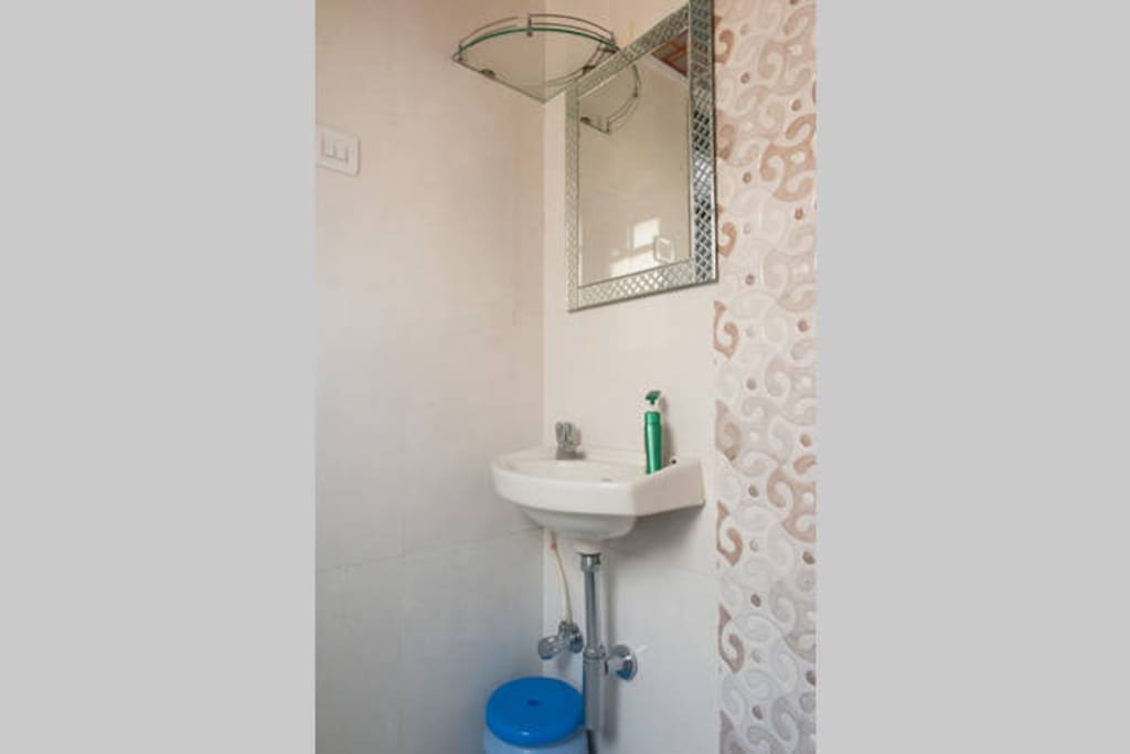 businessstay.co.in Pluto B1401 washroom