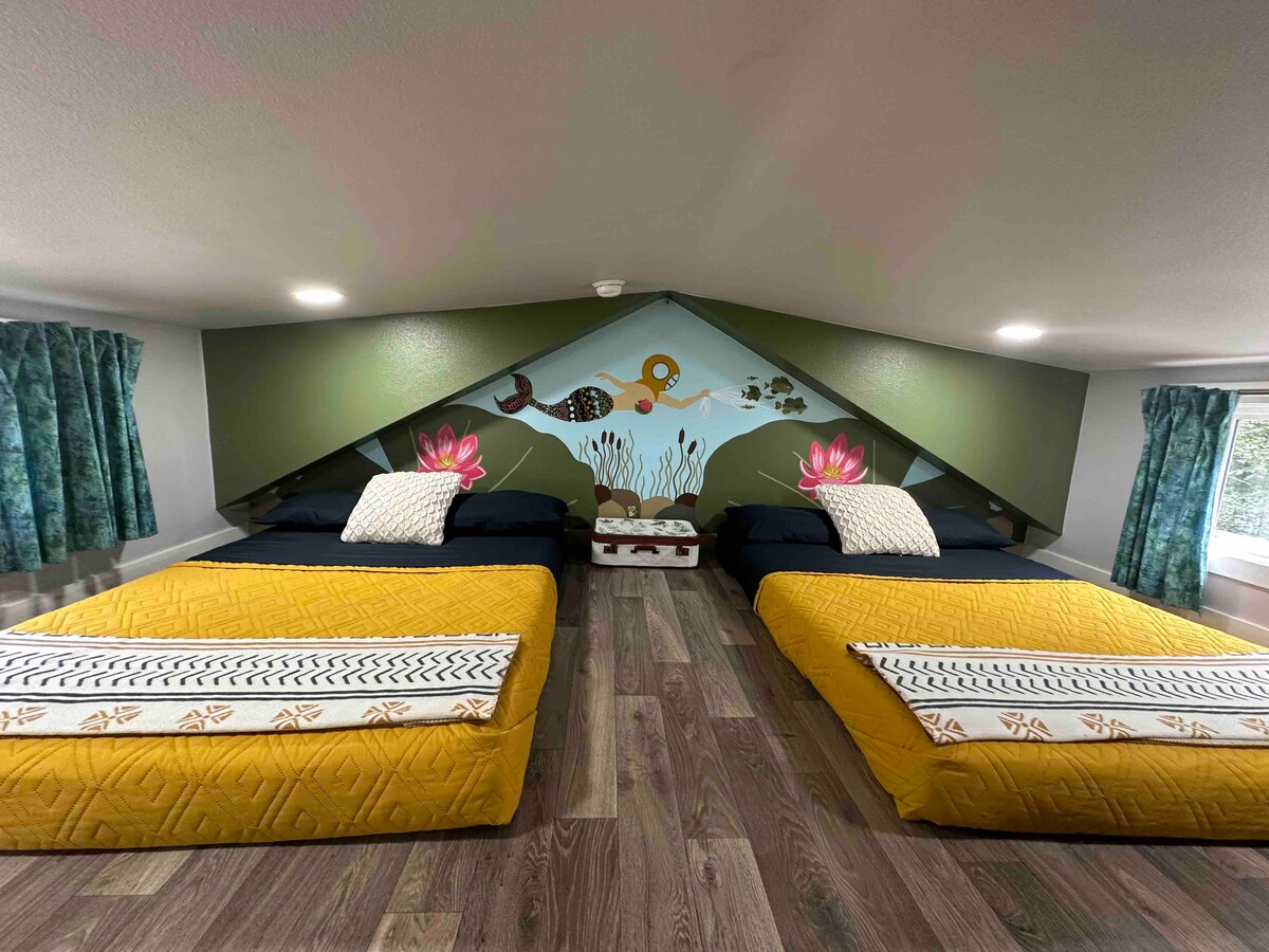 Spavaća soba 2 (potkrovlje) ima dva bračna kreveta s posteljinom, uključujući plahte, poplune, jastuke i dodatne deke. Prostor ima niski strop (oko 90 – 120 cm), što ga čini udobnim prostorom savršenim za djecu.