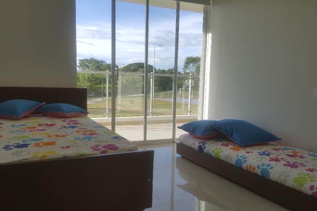 Habitación doble con baño en hall.