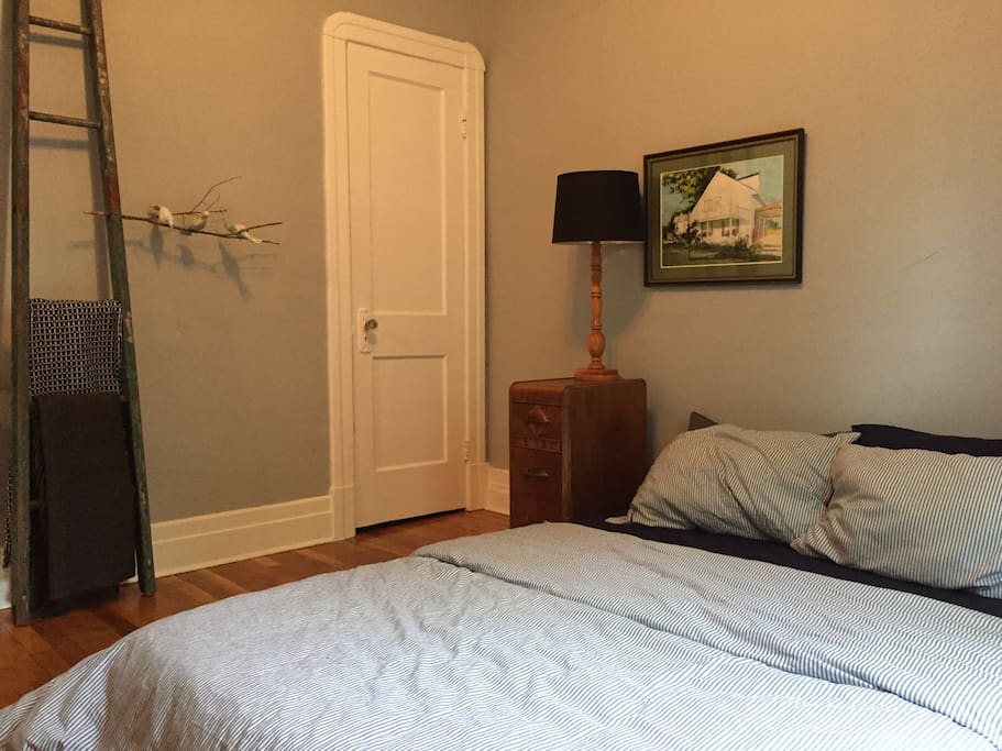 Second bedroom with queen sized bed