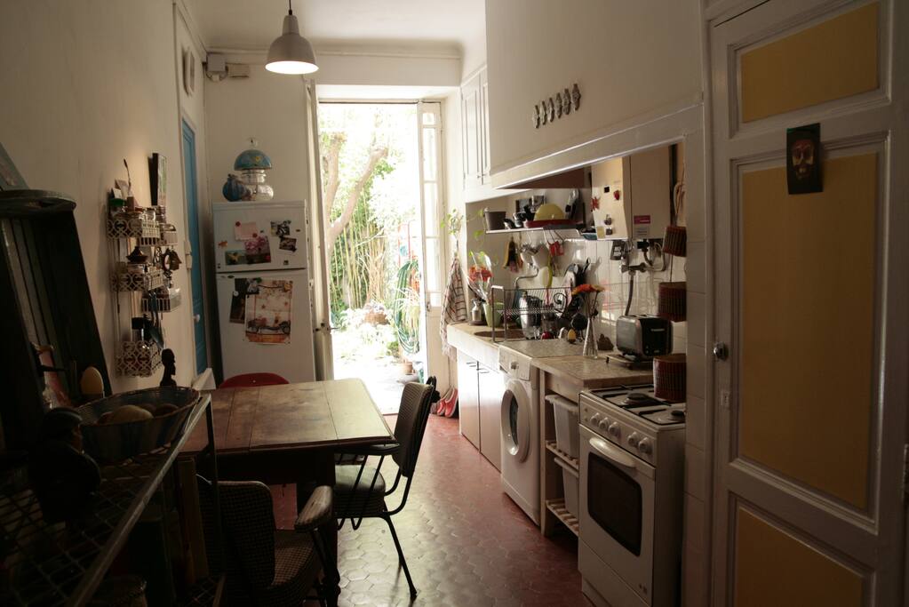 Evier en pierre de Cassis. Tommettes marseillaises. Accès direct sur le jardin et la terrasse.