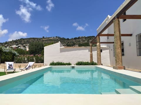 Mediterranean villa between the sea and the mountains