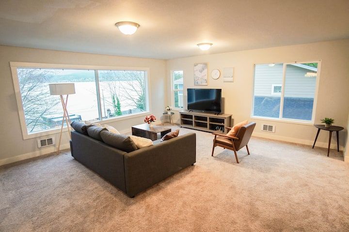 غرفة معيشة فسيحة بإطلالة على البحيرة في الطابق الثاني