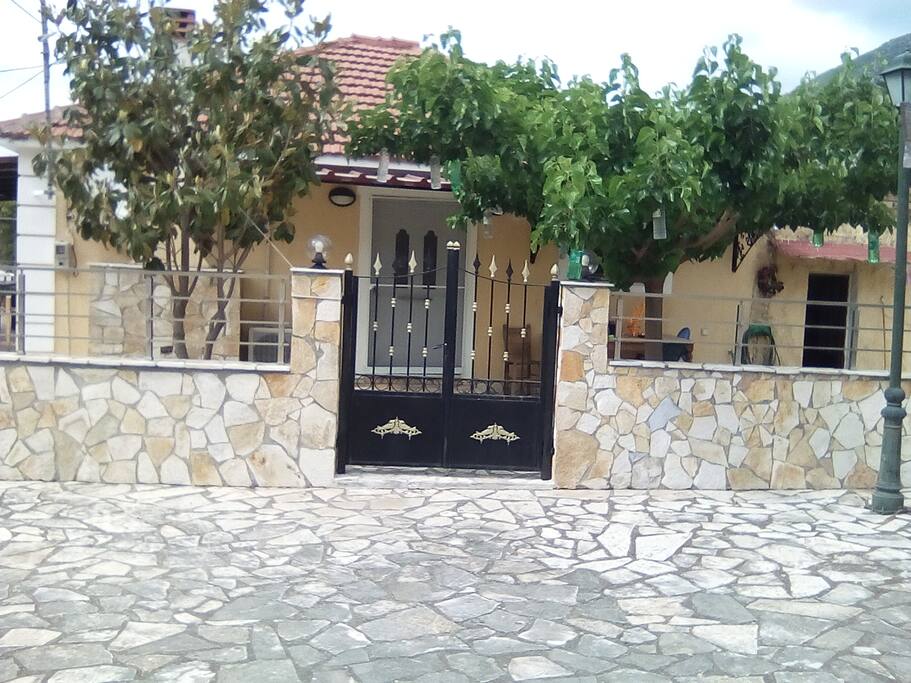 Εισοδος απο πλατεια