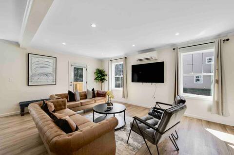 Elegant 2-Story Bloomfield | 3 Kings, 2 Queens