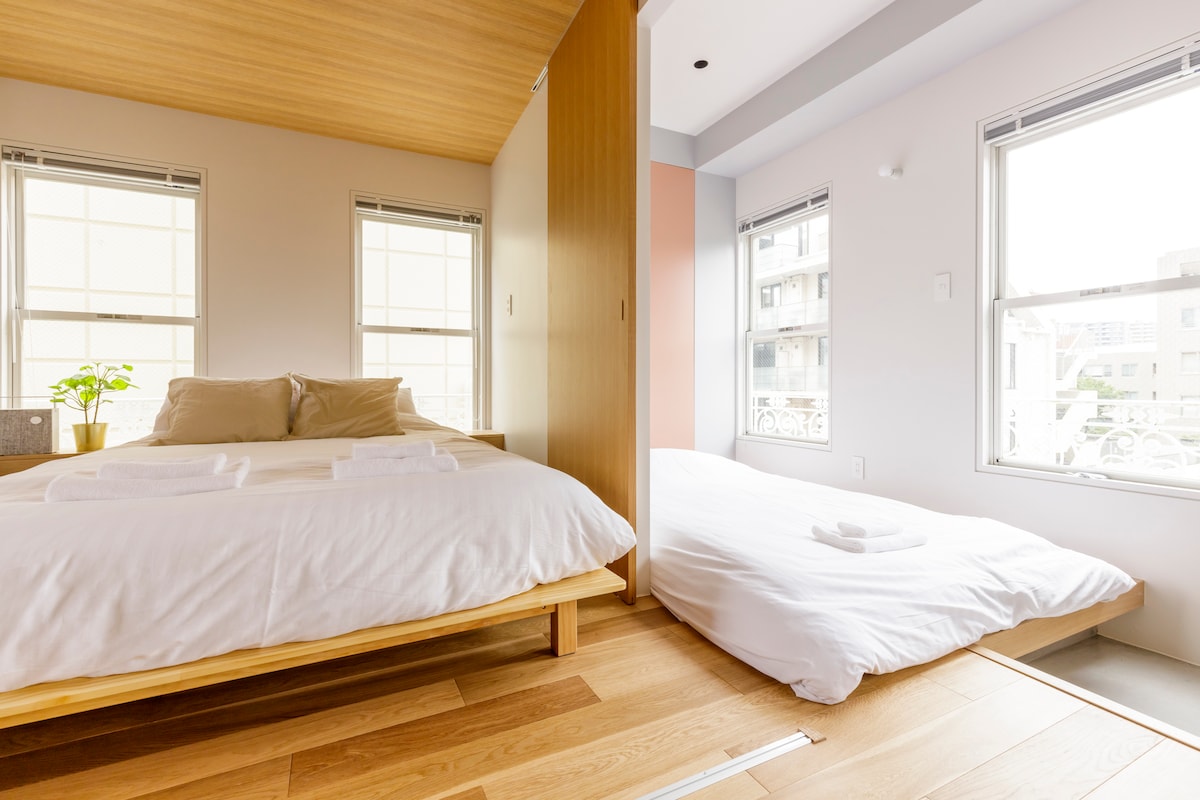 إذا كنت مجموعة من 9 أشخاص ، بعيدًا عن الأسرّة المزدوجة وأسرّة الأريكة ، فسنزودك أيضًا بمرتبة أرضية.