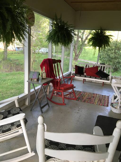 cozy screened in porch...listen to the flowing creek while watching the hummingbirds feast on breakfast.