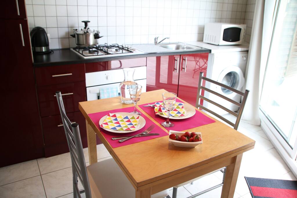 coin cuisine aménagée (frigo, congélateur, four, plaques, hotte, et lave linge