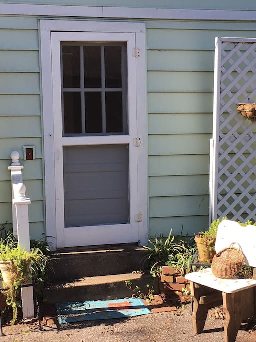 Quaint and cozy cottage in downtown Greenville convenient to everything.