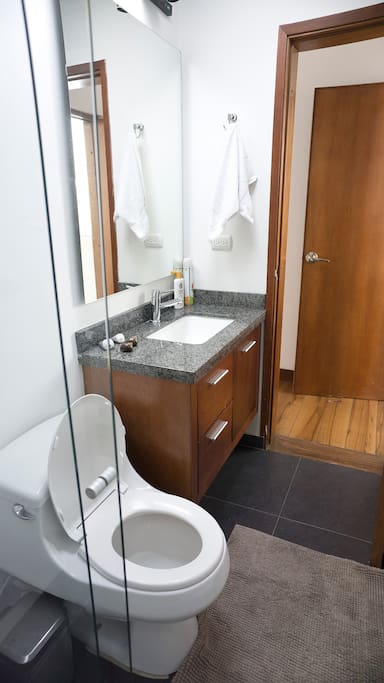 Baño privado, con luz natural