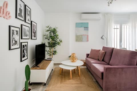 Anuncio de Airbnb popular: Bright, cheerful and beautiful apartment, near the Cathedral. en San Bartolomé