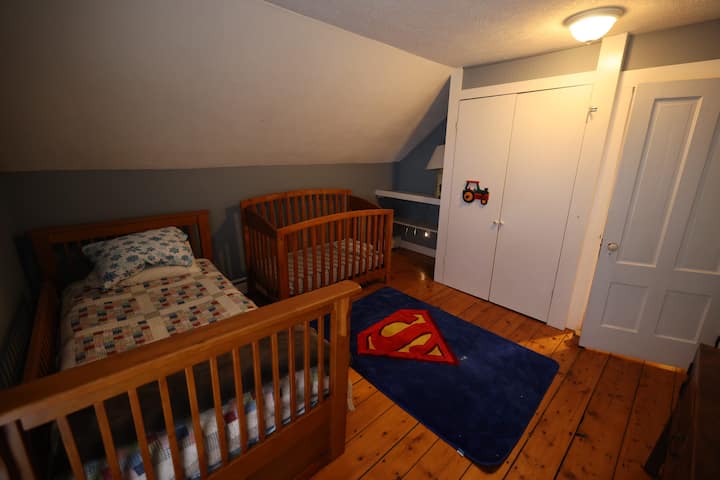 ツインベッドとベビーベッドを備えた3つ目のベッドルーム。さらに、2階の図書館にはツインがあります。 