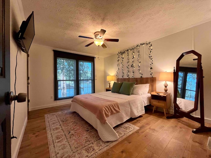 Chumba cha pili cha kulala kilicho na kitanda aina ya queen na televisheni mahiri