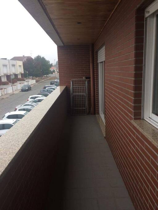 balcon donnant sur le parking