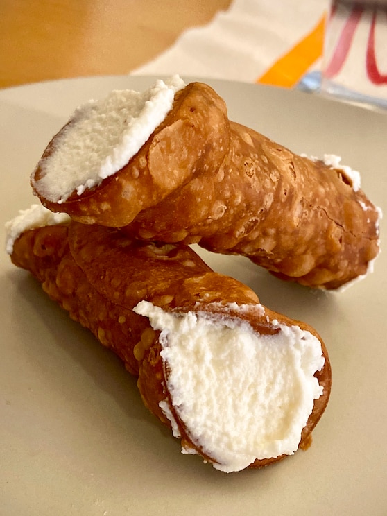 Show full-screen, host-provided image