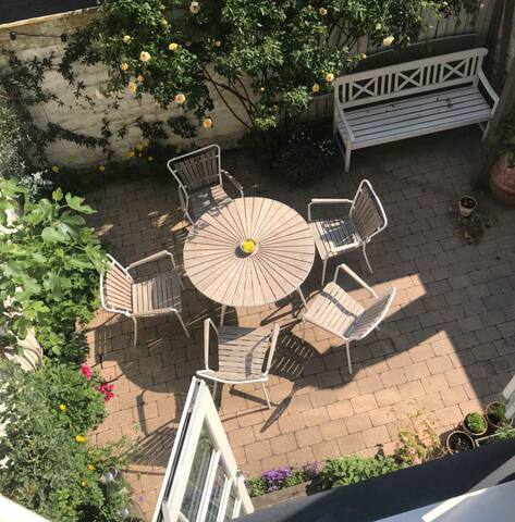 Lovely townhouse for two families. gallery image 2