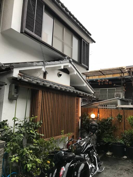 The house is at the end of a private street so you will have a peaceful and private stay.