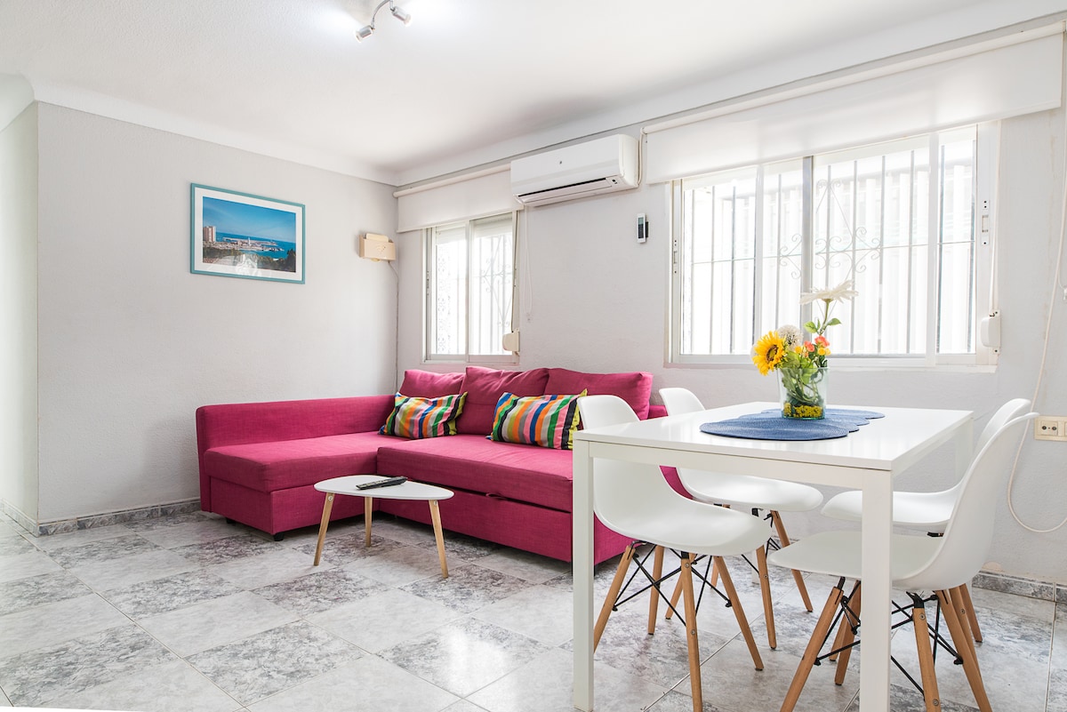 Popular Airbnb listing: Cozy ground floor apartment 80 meters from beach in Pedregalejo