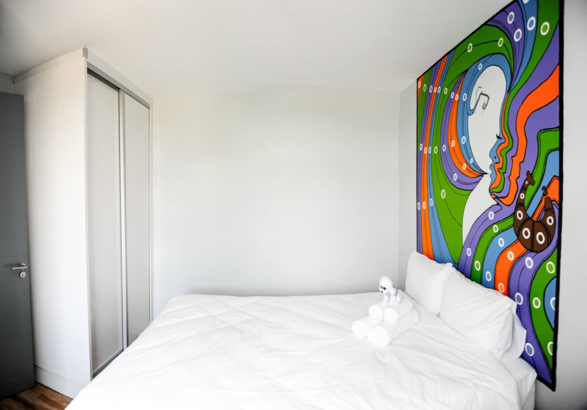 Studio 100: city-sleek in heart of the city