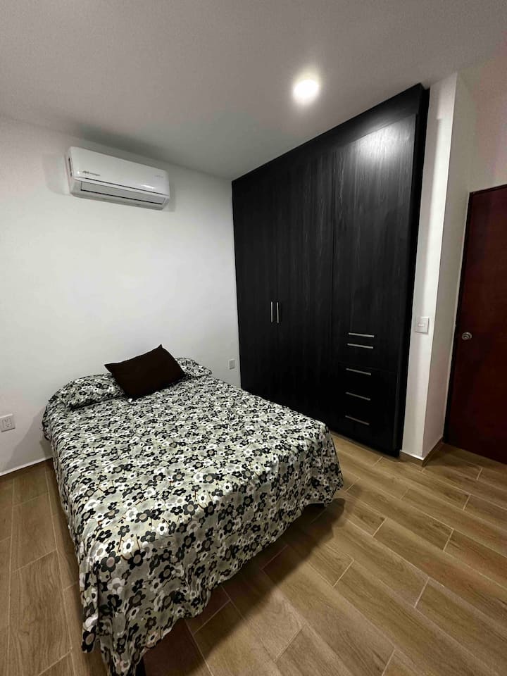 غرفة النوم الرئيسية مع خزانة ومينيسبليت 