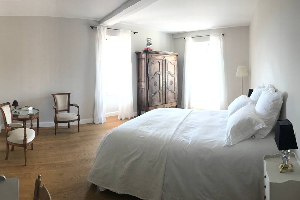 Chambre avec espace salon et bureau