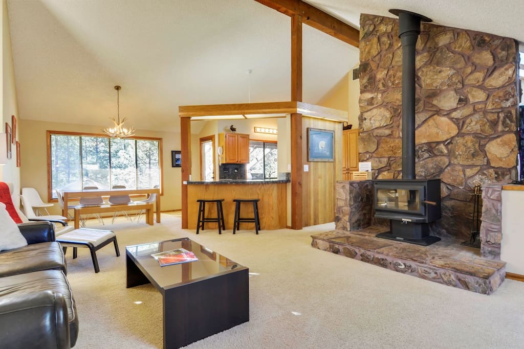 Couch,Furniture,Indoors,Living Room,Room