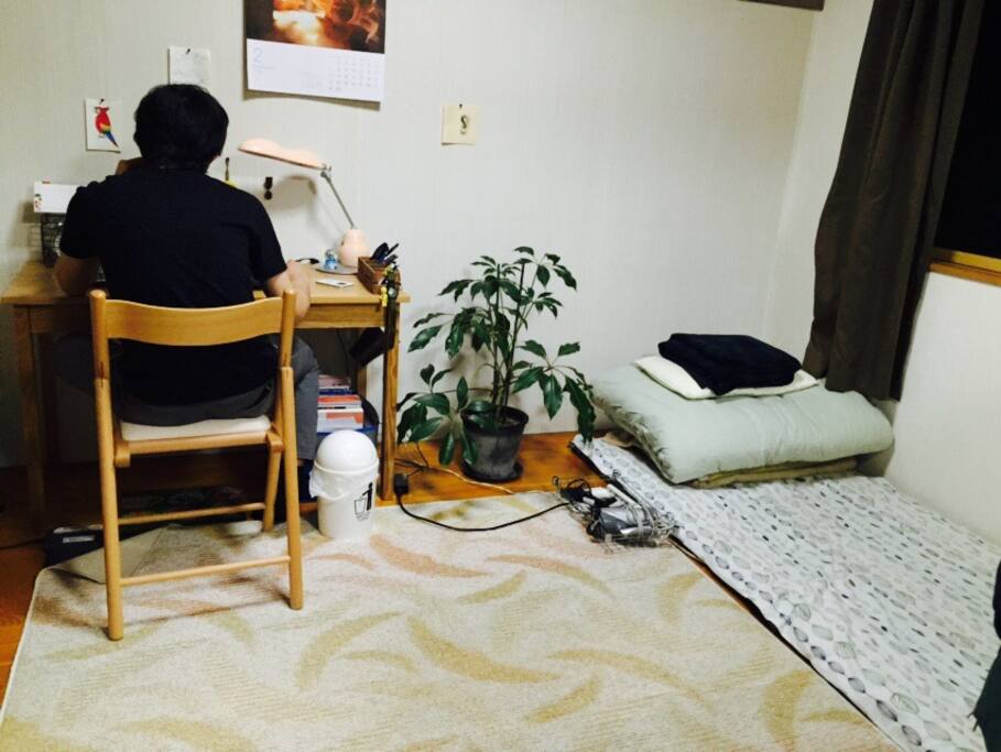 You can use this room and rest here. I have an other room.