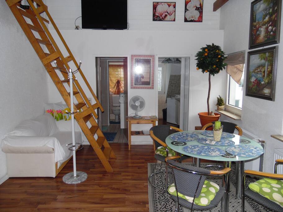 Im 2.OG links befindet sich die 2 Zimmer Maisonettenwohnung, ein offener Wohn- und Schlafbereich, links zum Bad, rechts die Küche