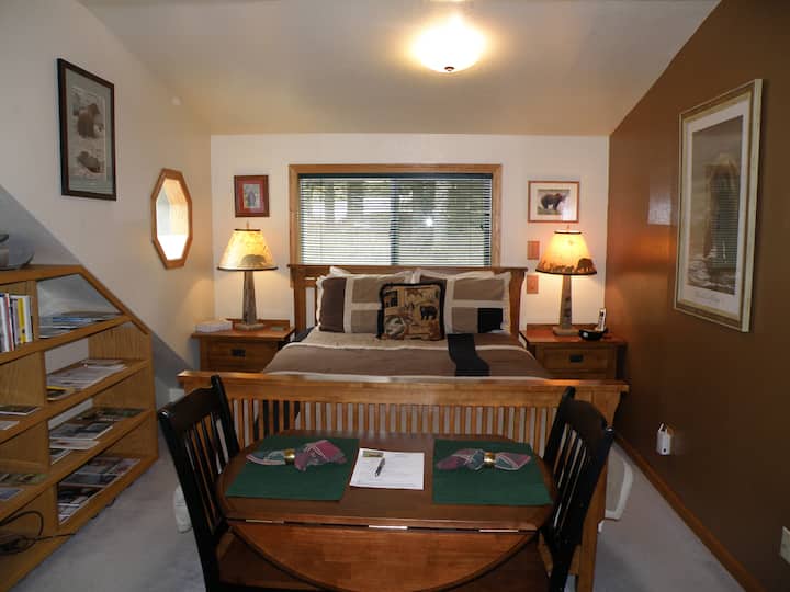 Bear Suite A Smiling Bear B&B Bed and breakfasts for Rent in Kodiak
